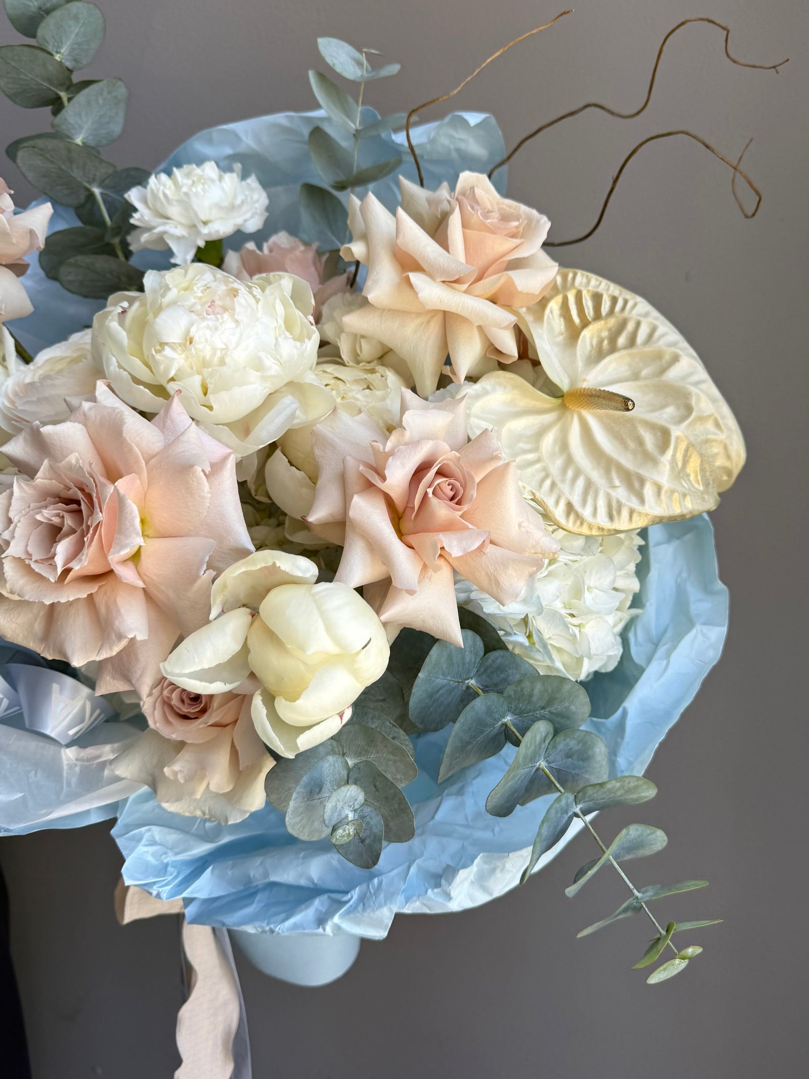 Bouquet “Summer Breeze” — roses, ranunculus, peonies, anthuriums