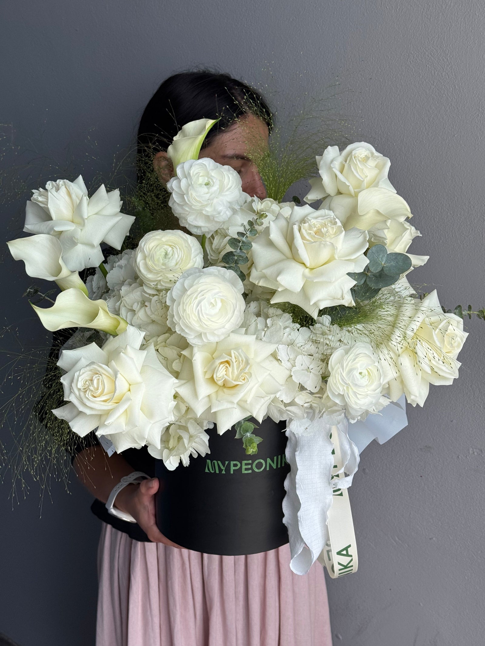 Flower box “Milky Petals” - playa Blanca, ranunculus, white stock