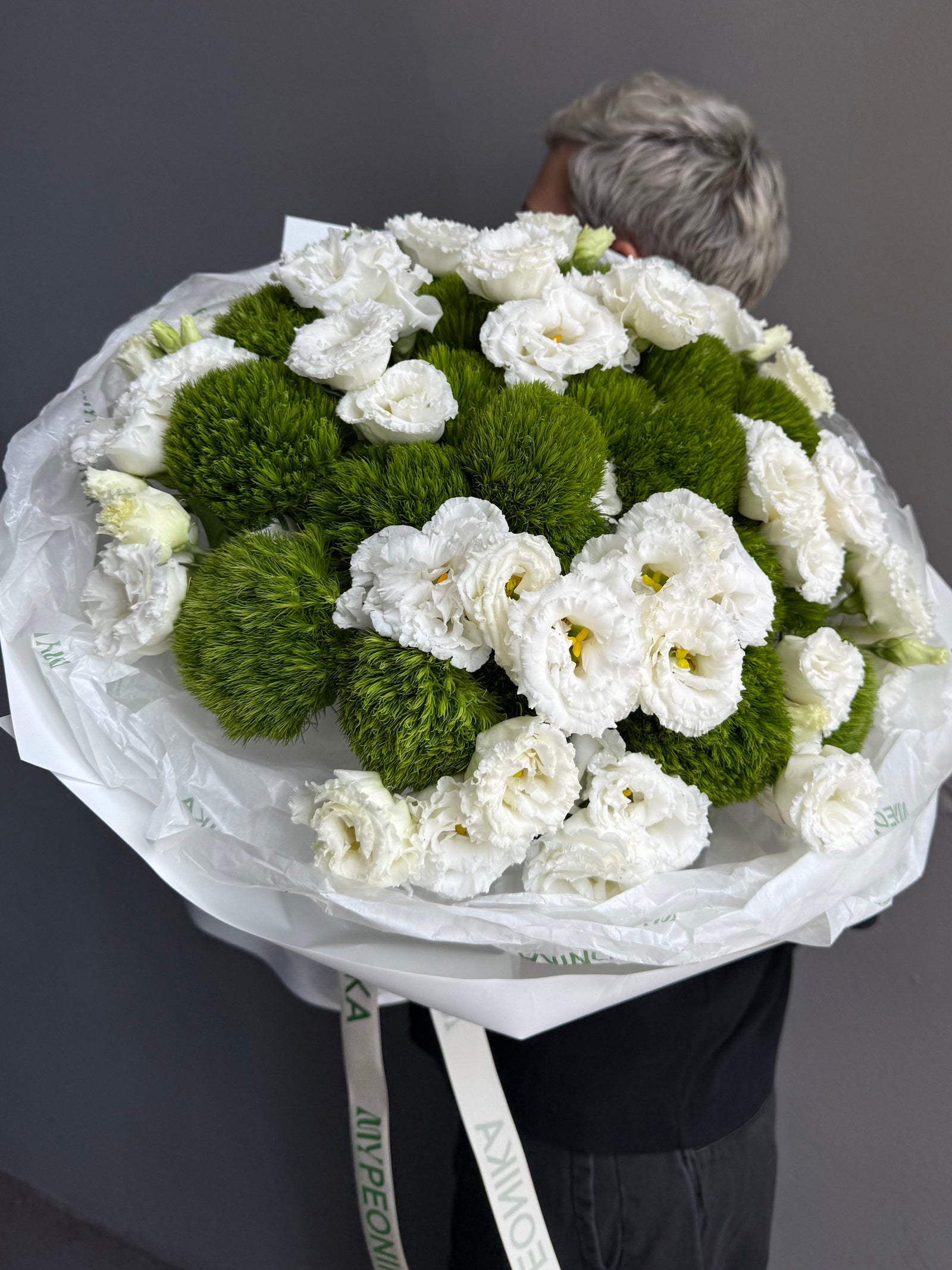Bouquet “The Icon” — Lisianthus, Green Trick dianthus