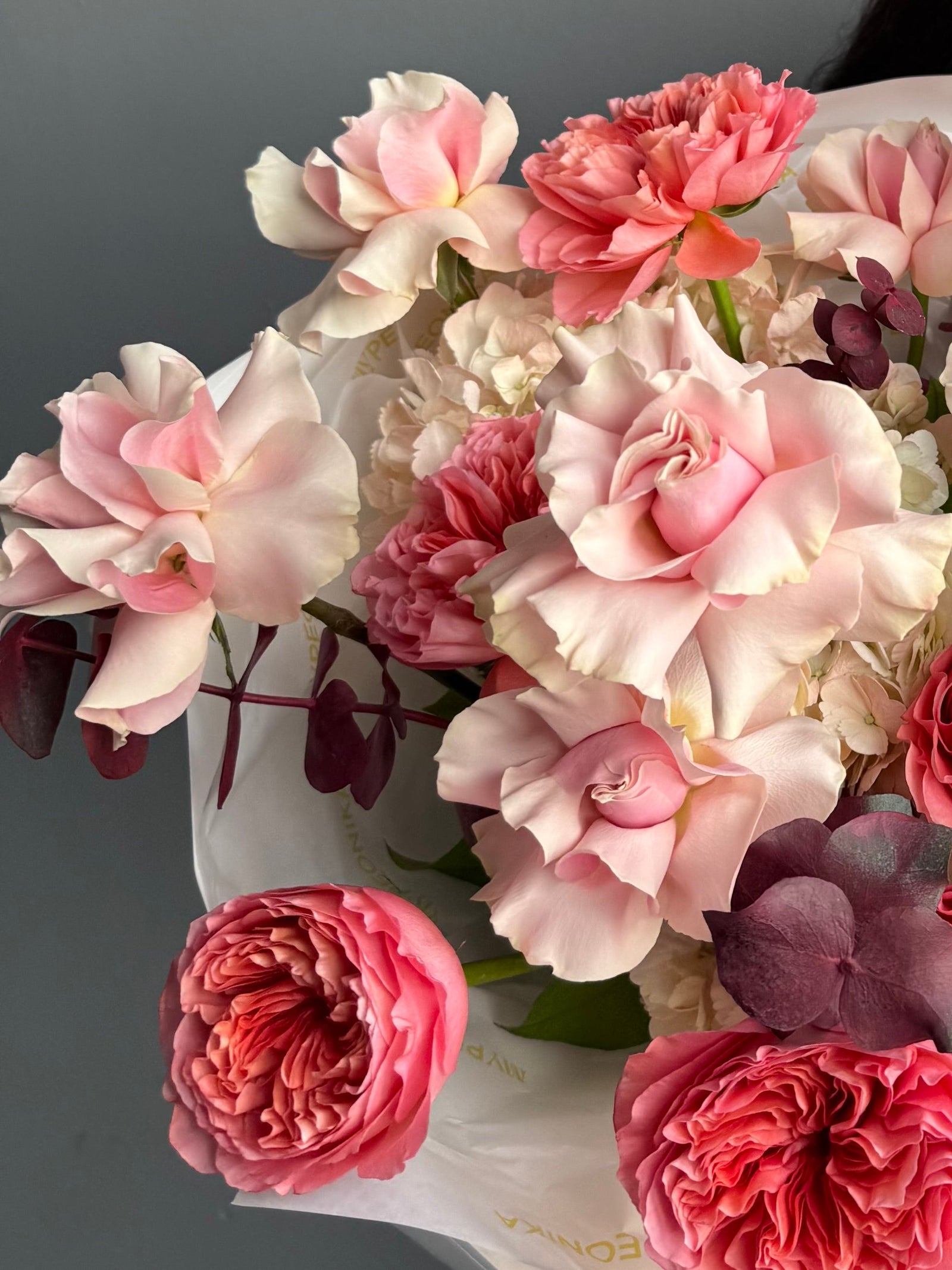 Bouquet “Slow Fire” — expression roses, roses, eucalyptus