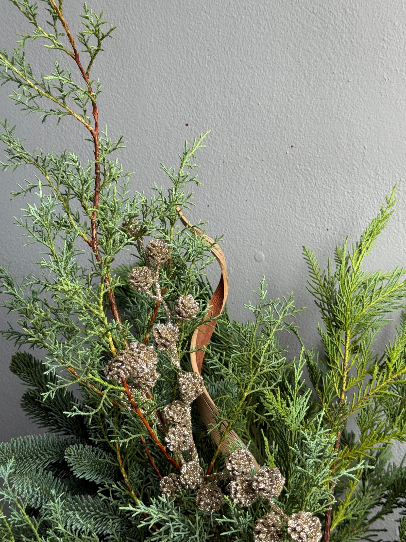 Christmas Arrangement in a Vase “Honey Baby”