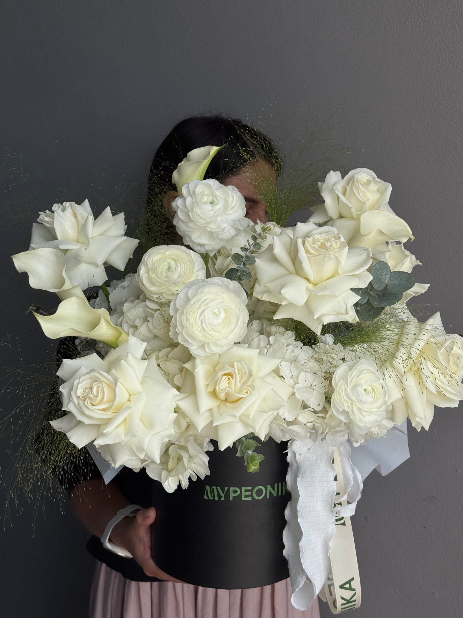 Flower box “Milky Petals” - playa Blanca, ranunculus, white stock