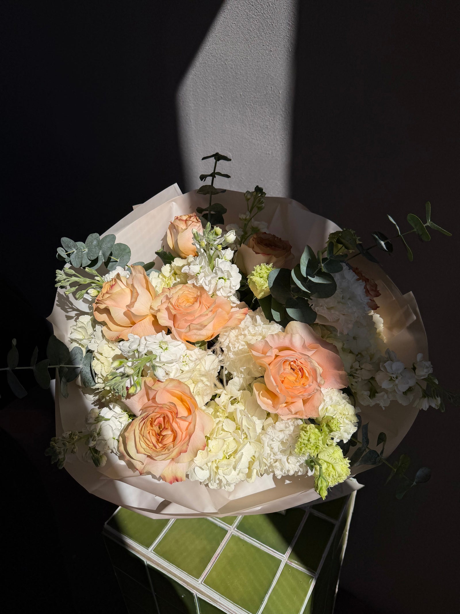 Bouquet “Cute &amp; Cozy” — roses, hydrangea, eucalyptus (medium size)