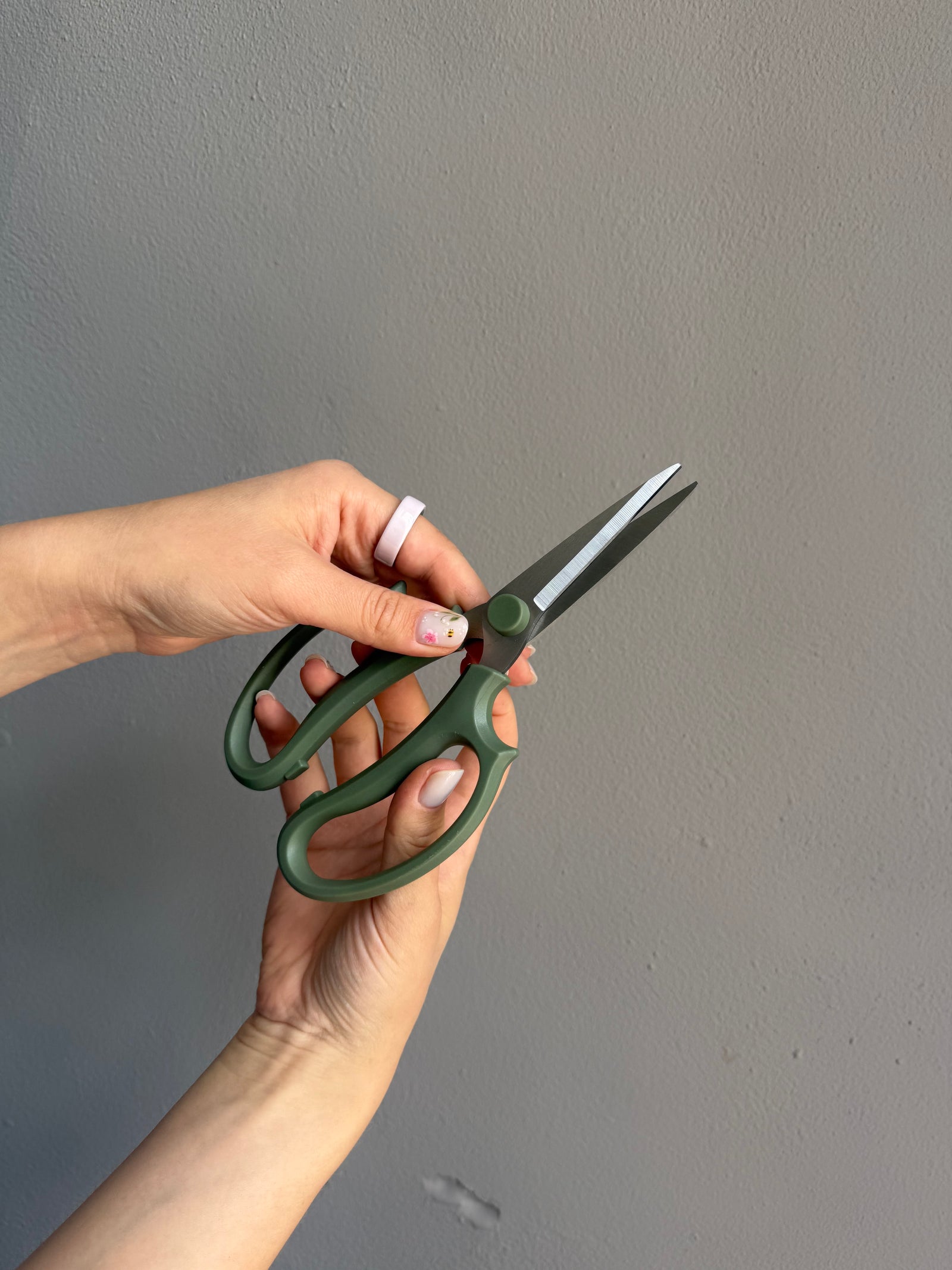 Floral Scissors — pink / green