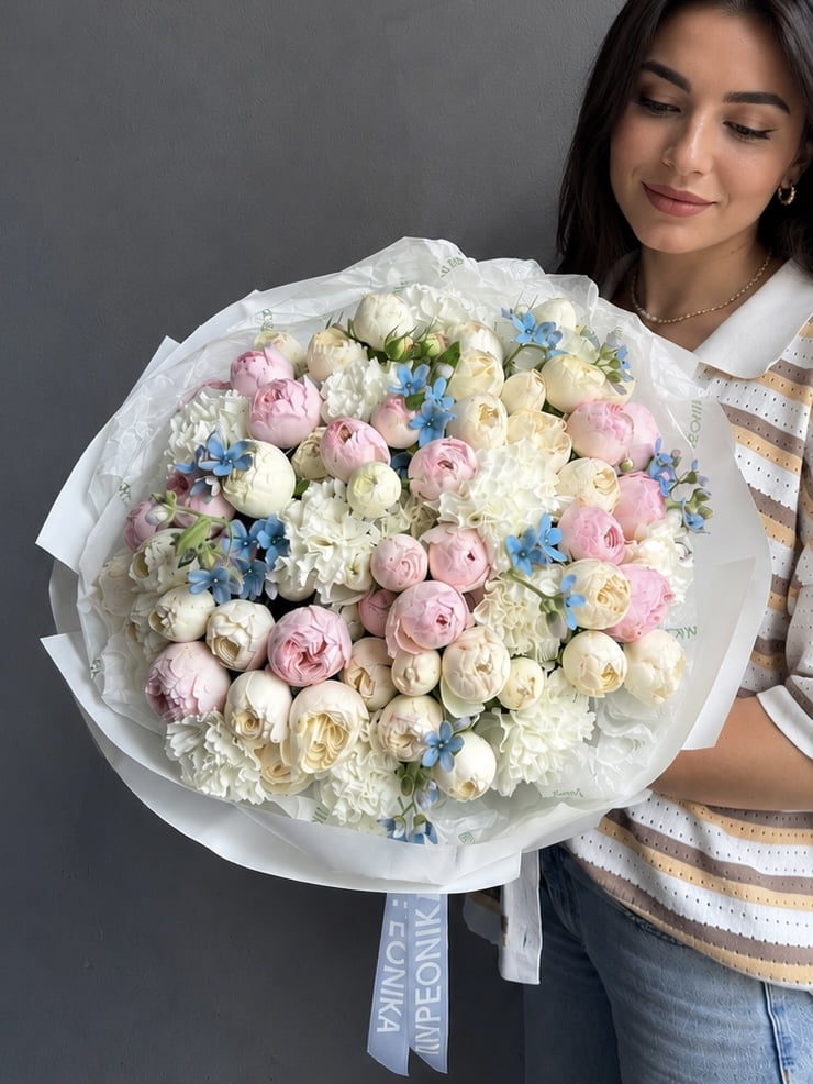 Bouquet “Thinking of You” — garden spray roses, dianthus, oxypetalum