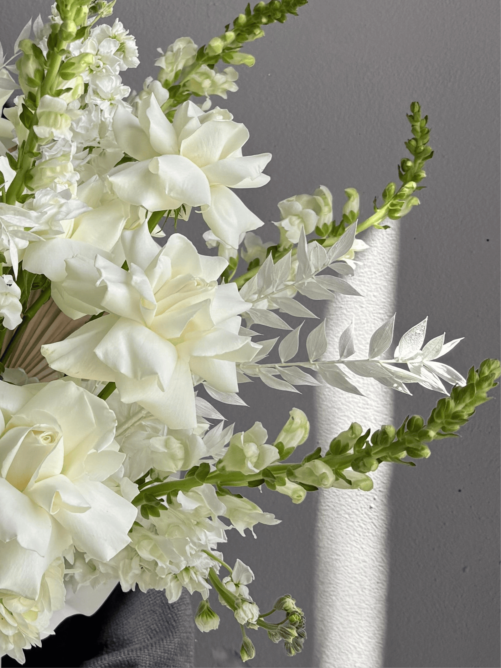 Flower box "Dreamy mix" - roses, delphiniums