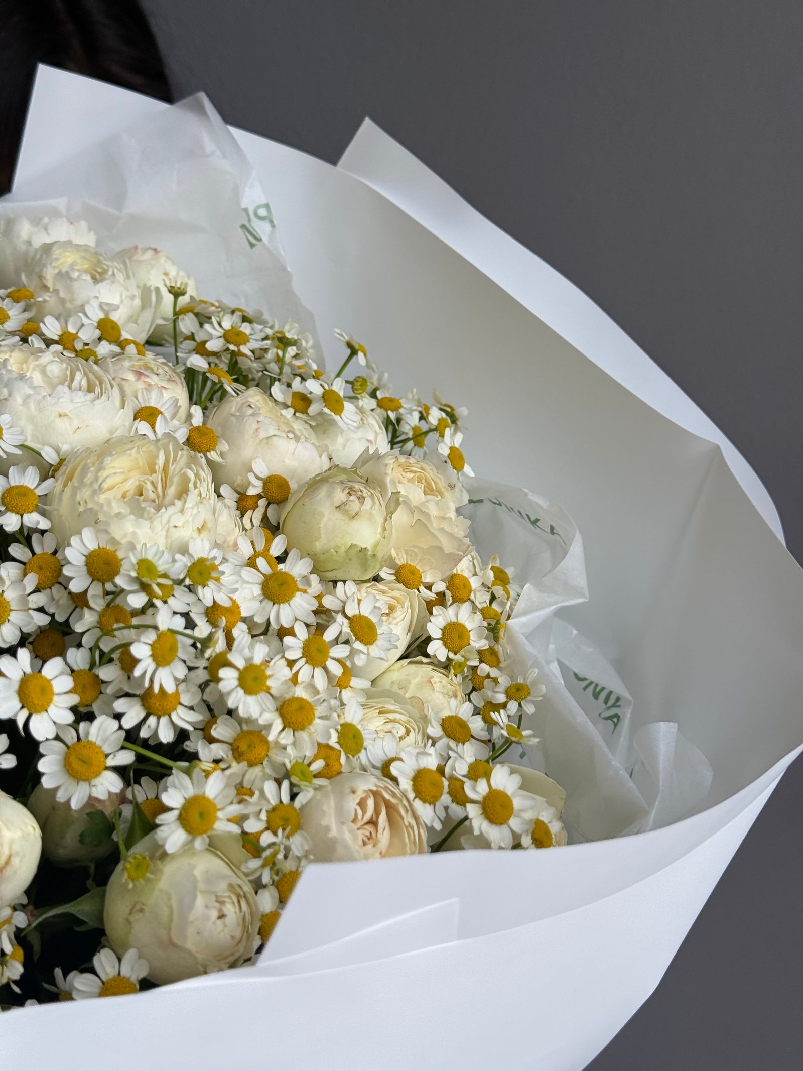 Bouquet “The Happy Bunch” — garden spray roses, chamomile