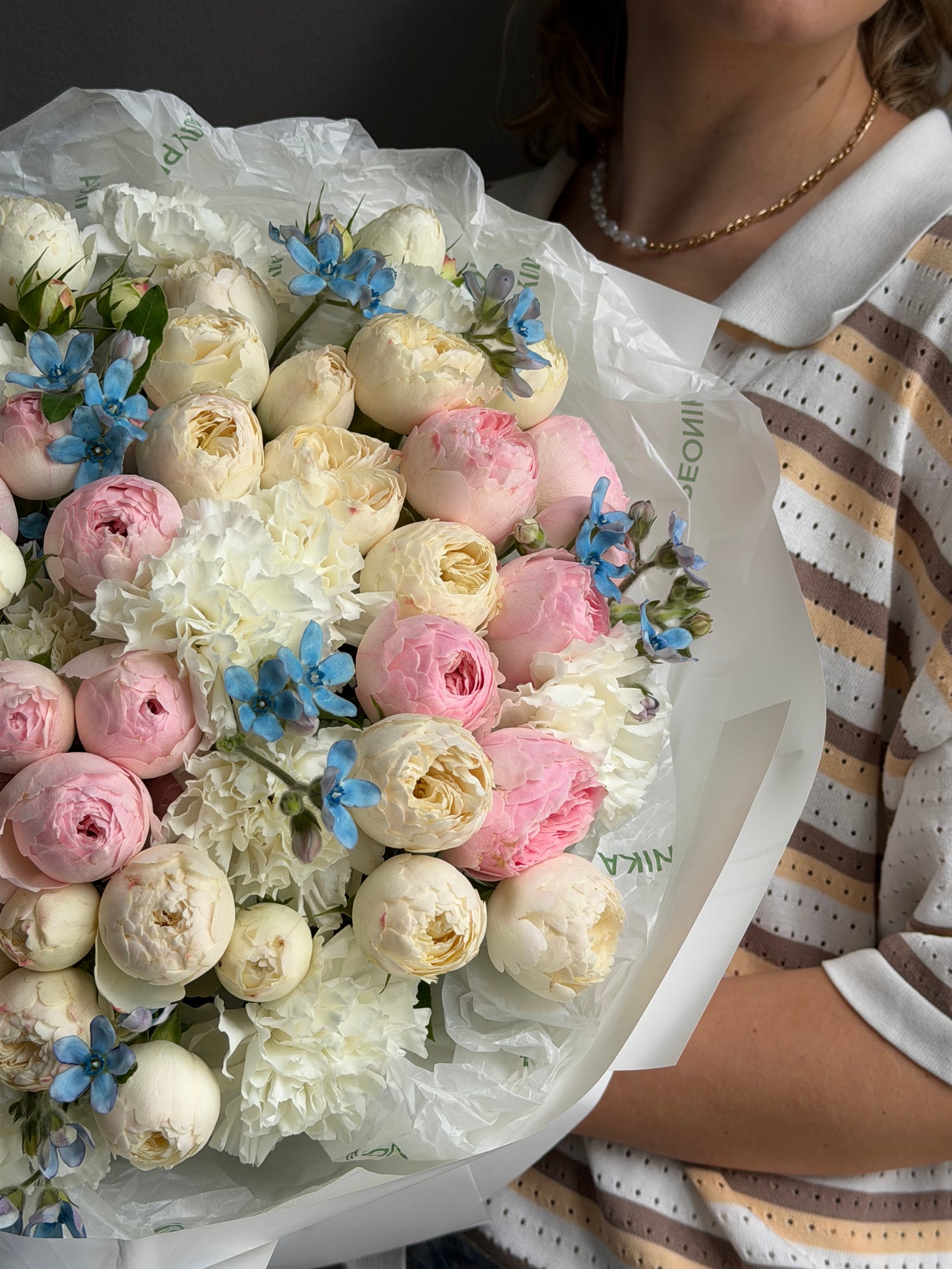 Bouquet “Thinking of You” — garden spray roses, dianthus, oxypetalum
