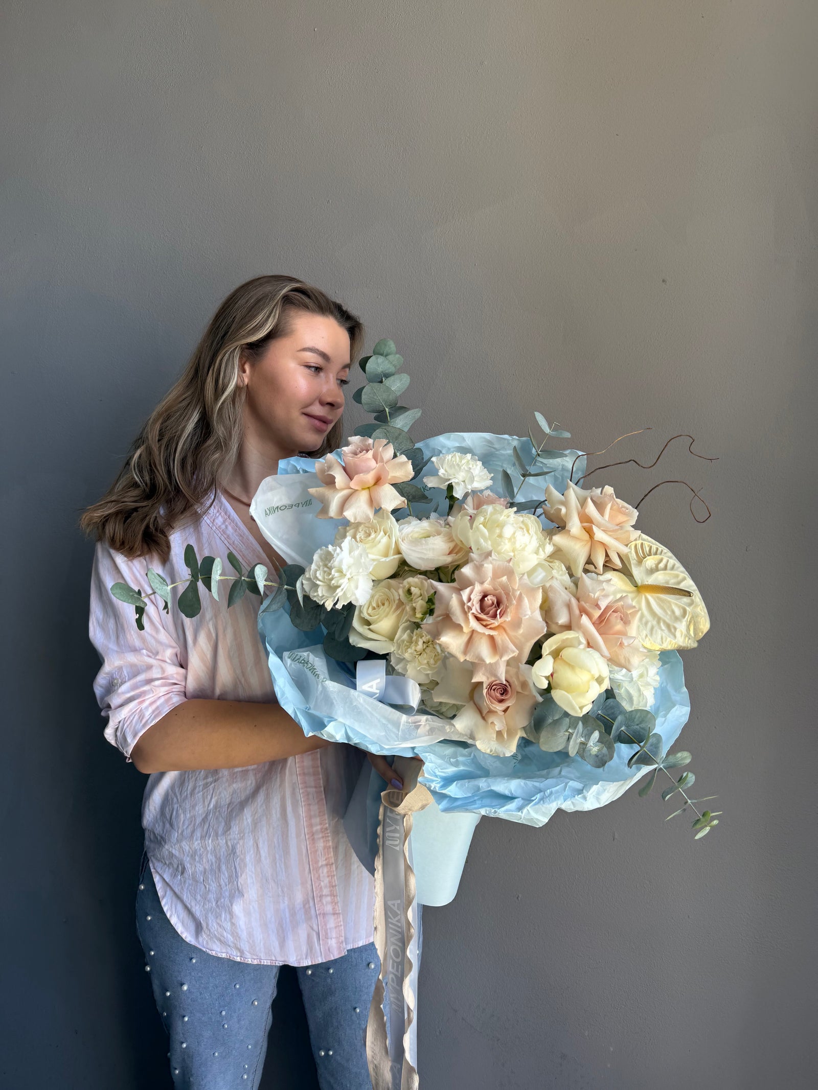 Bouquet “Summer Breeze” — roses, ranunculus, peonies, anthuriums