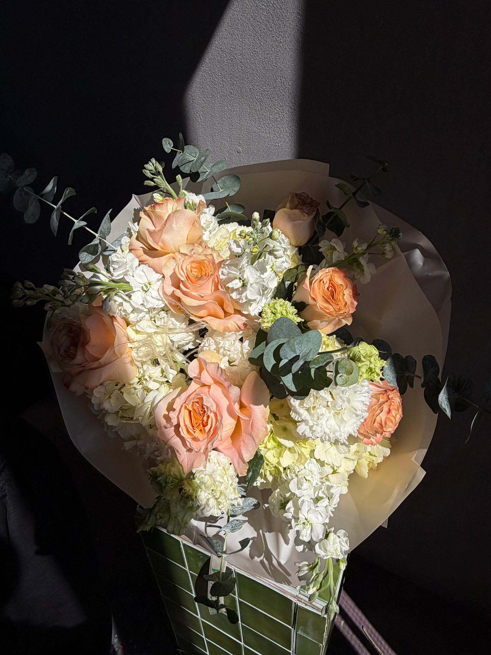 Bouquet “Cute &amp; Cozy” — roses, hydrangea, eucalyptus (medium size)