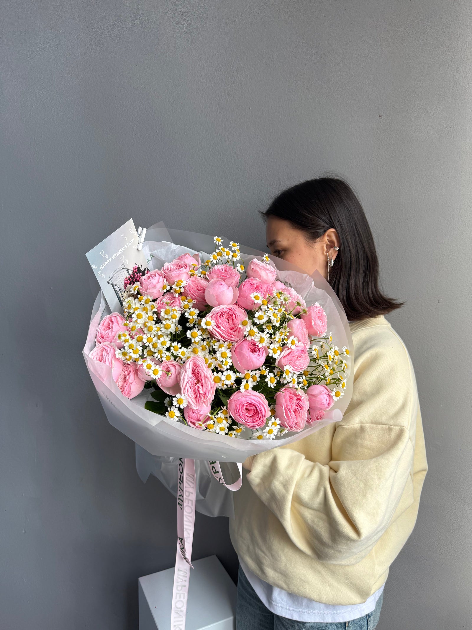 Bouquet “Daisy Baby” — roses, chamomile