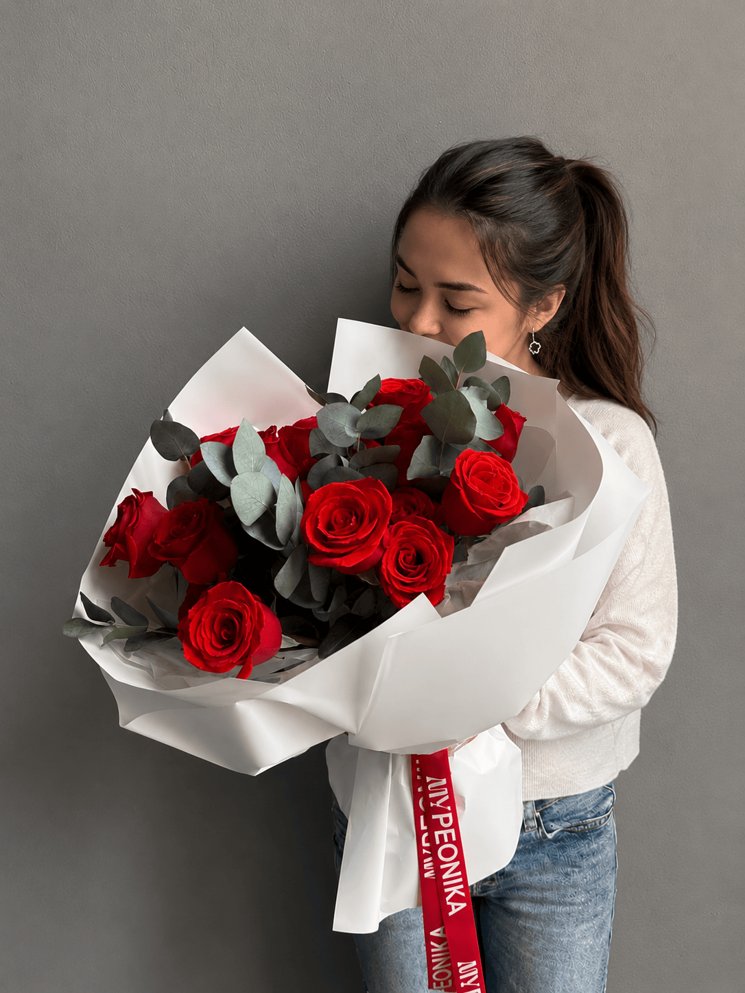 Bouquet “Red Nina” — roses, eucalyptus
