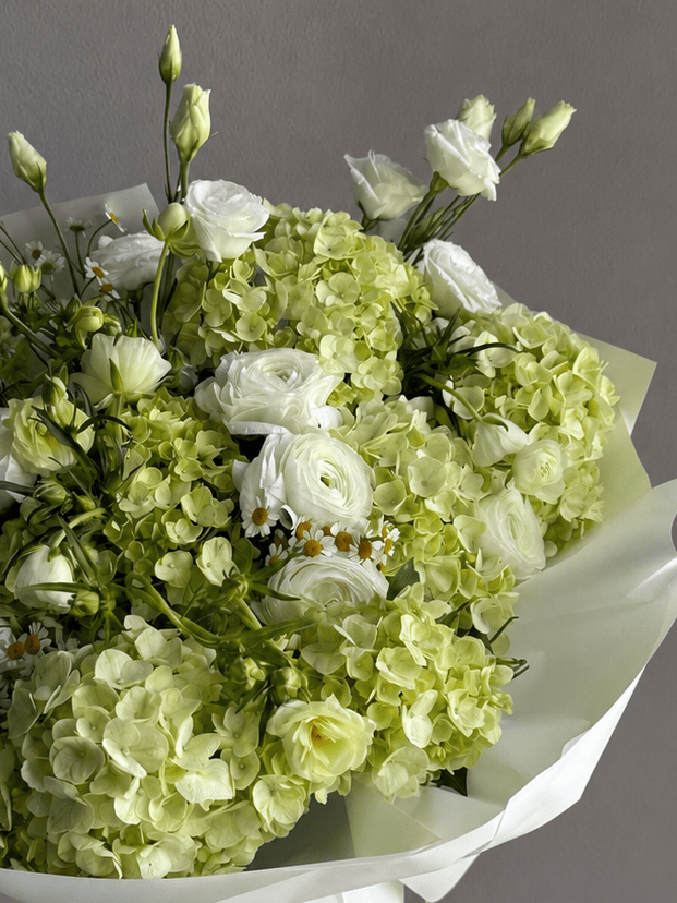 Bouquet “Chic Verdant” - hydrangeas, ranunculuses, chamomiles