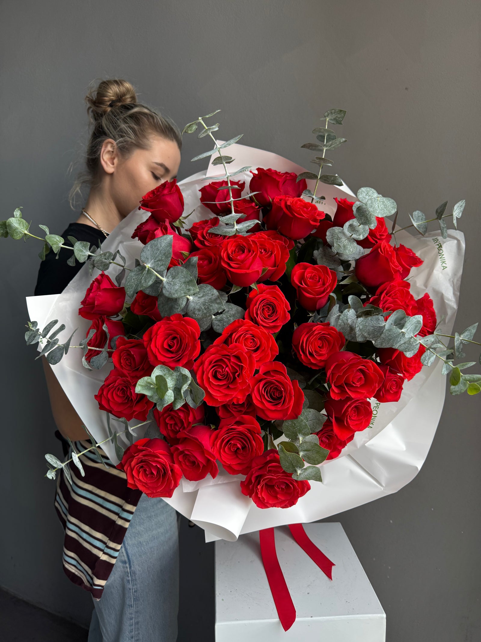 Bouquet “Red Nina” — roses, eucalyptus