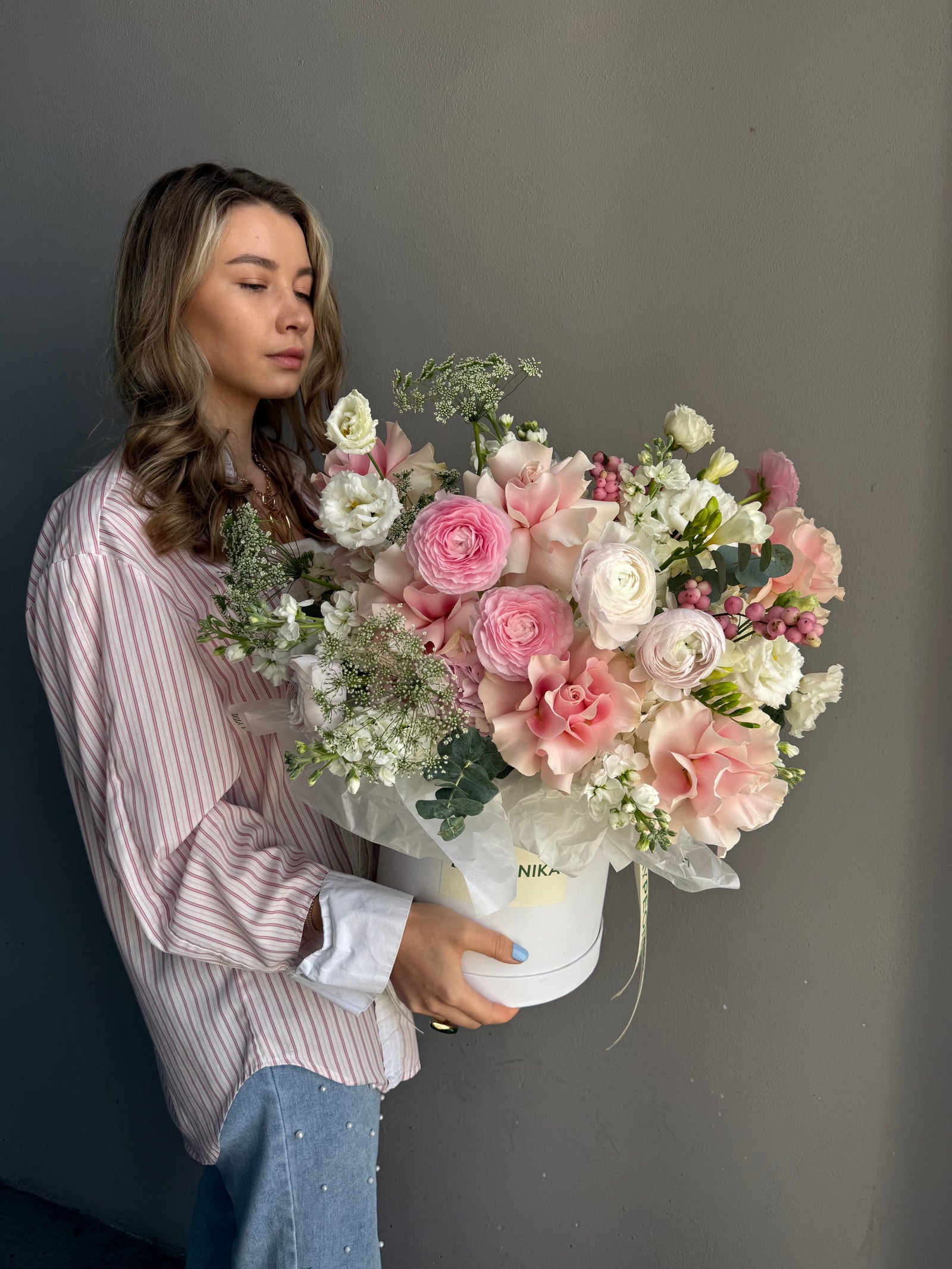 Flower Box "Blooming Éclair" - Ranunculus, French roses