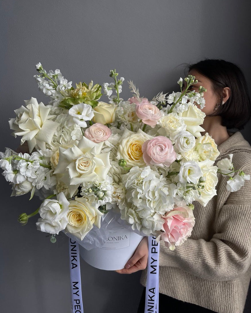Flower Box “Miss Verona” - french roses, ranunculuses