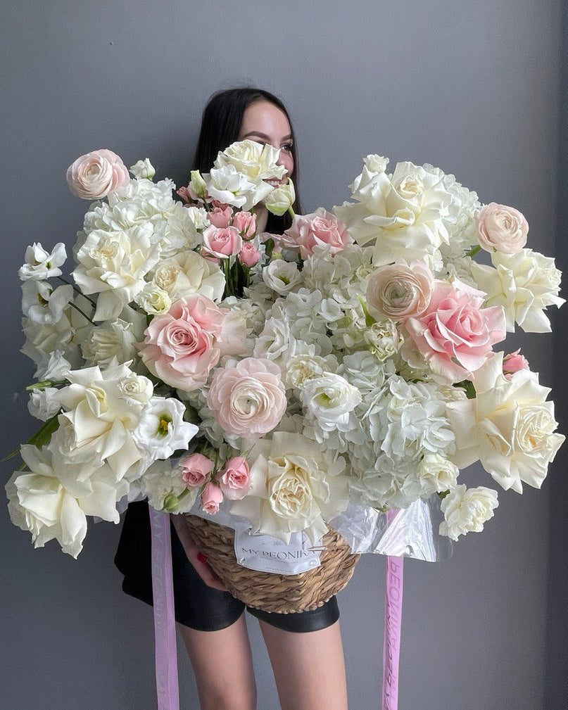 Flower box “Angel&#39;s cheeks” - french roses, ranunculuses