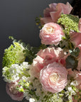 Flower Box "Blooming Éclair" - Ranunculus, French roses