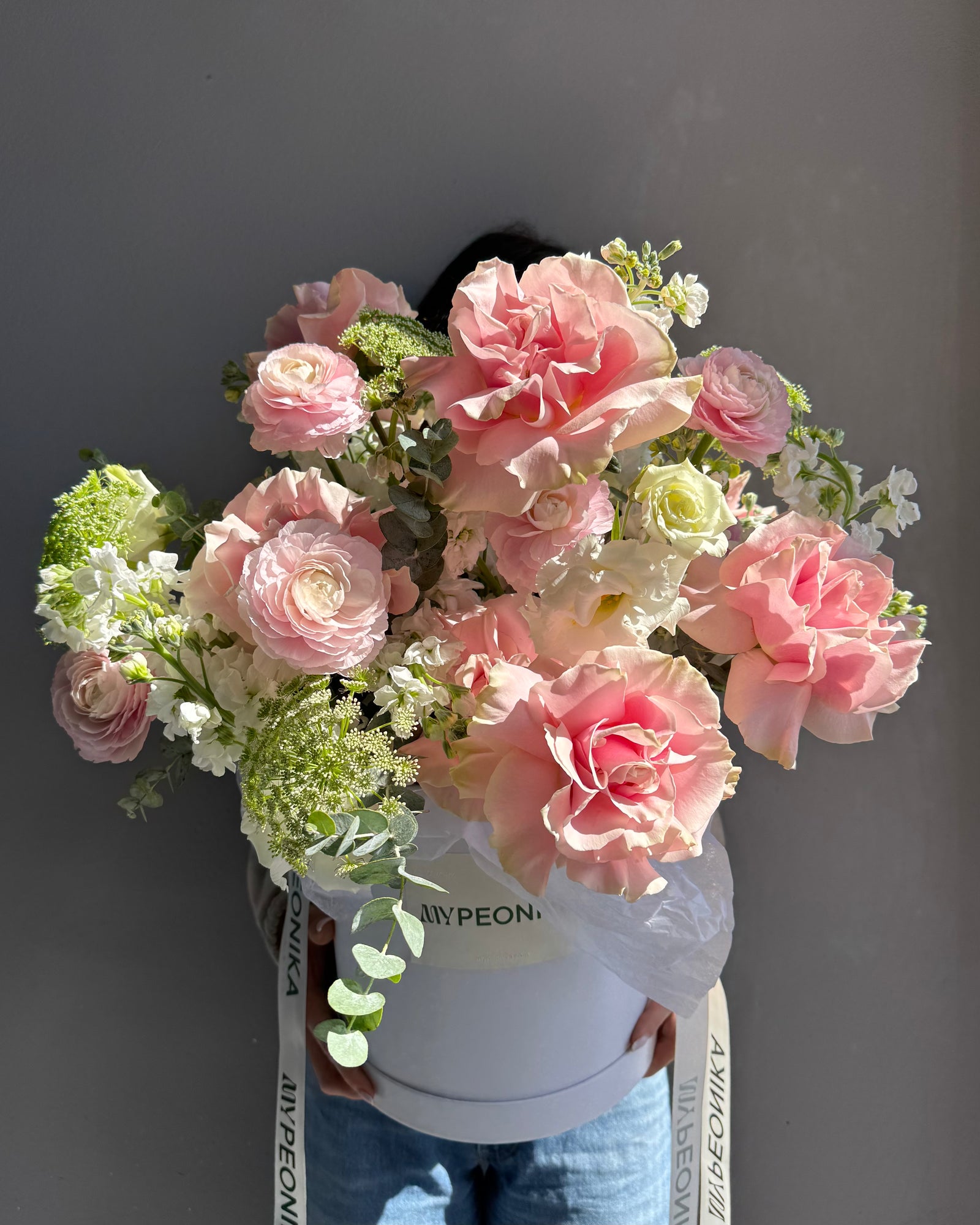 Flower Box "Blooming Éclair" - Ranunculus, French roses