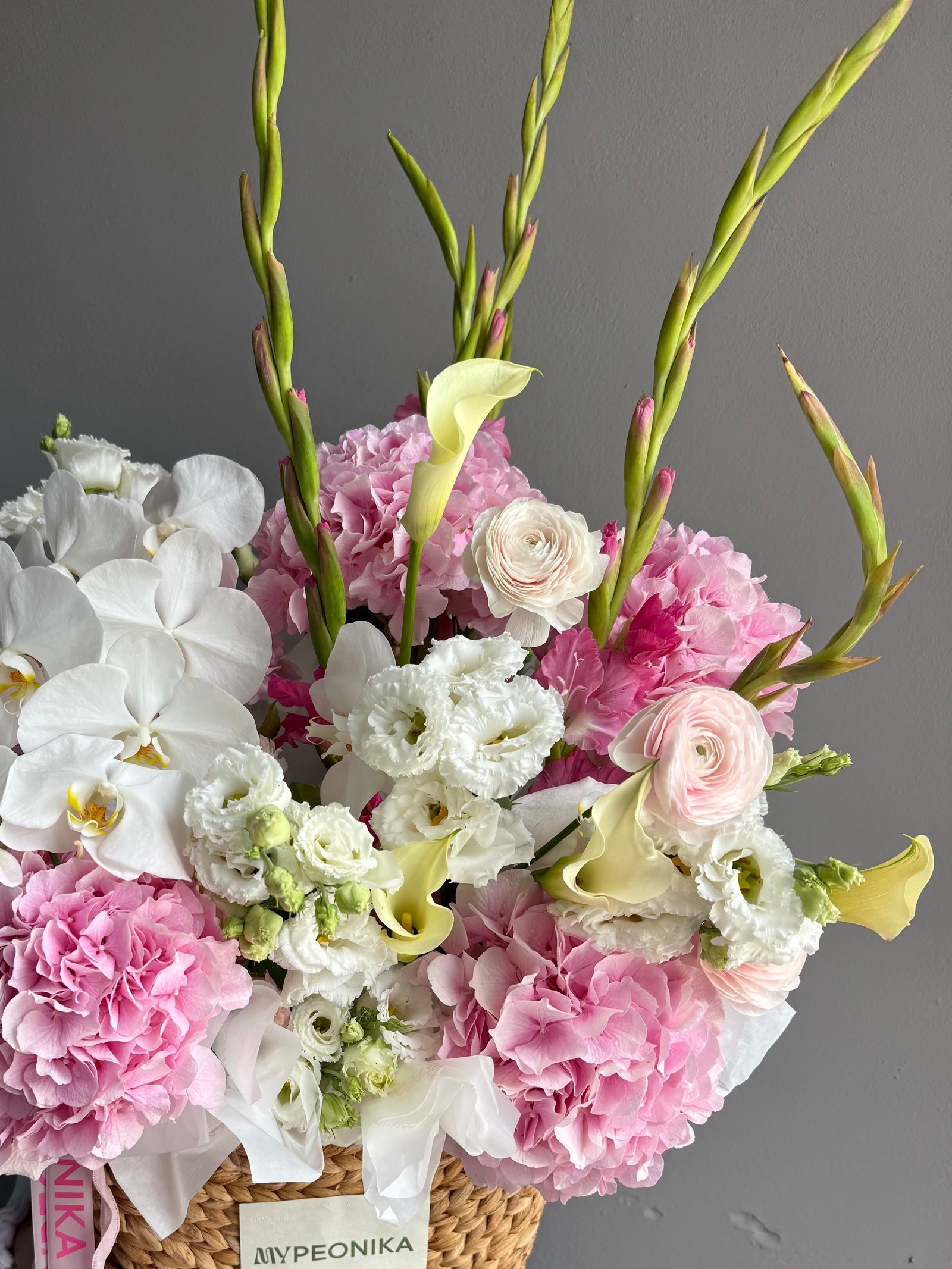 Flower Basket "Glamorous" - Lisianthus, hydrangeas, gladioluses