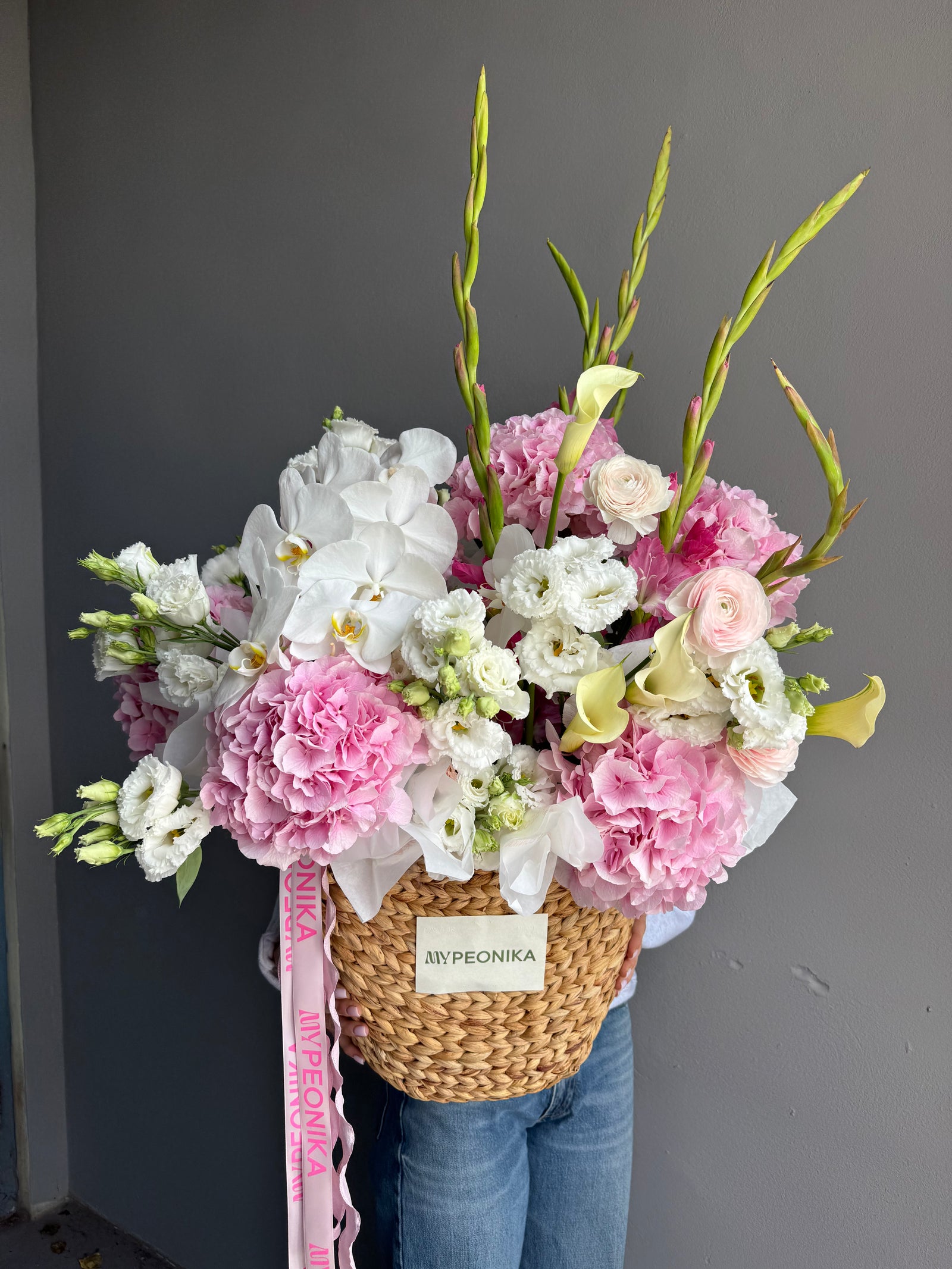 Flower Basket "Glamorous" - Lisianthus, hydrangeas, gladioluses