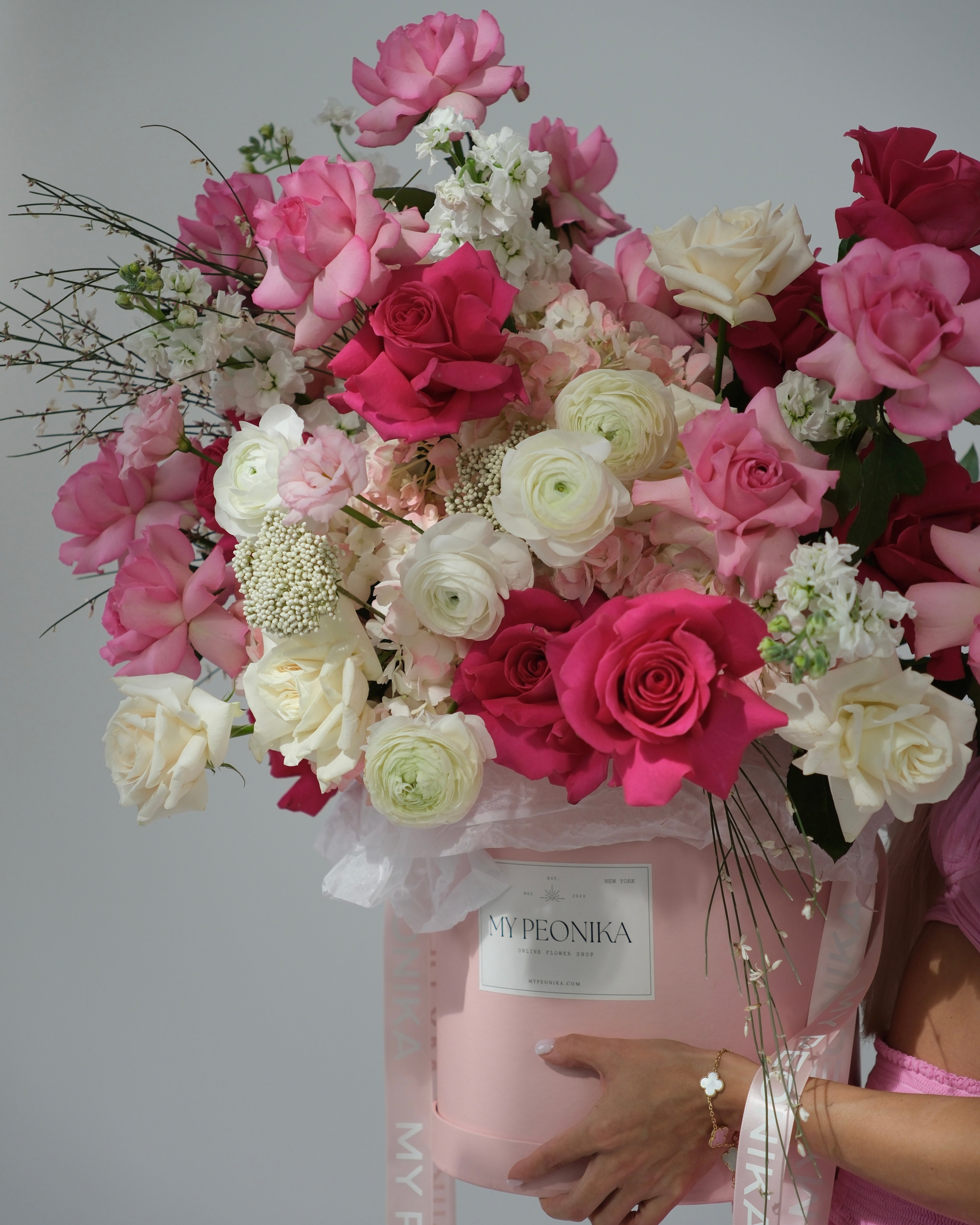 Flower box “Barbie&#39;s dream” - garden roses, ranunculuses