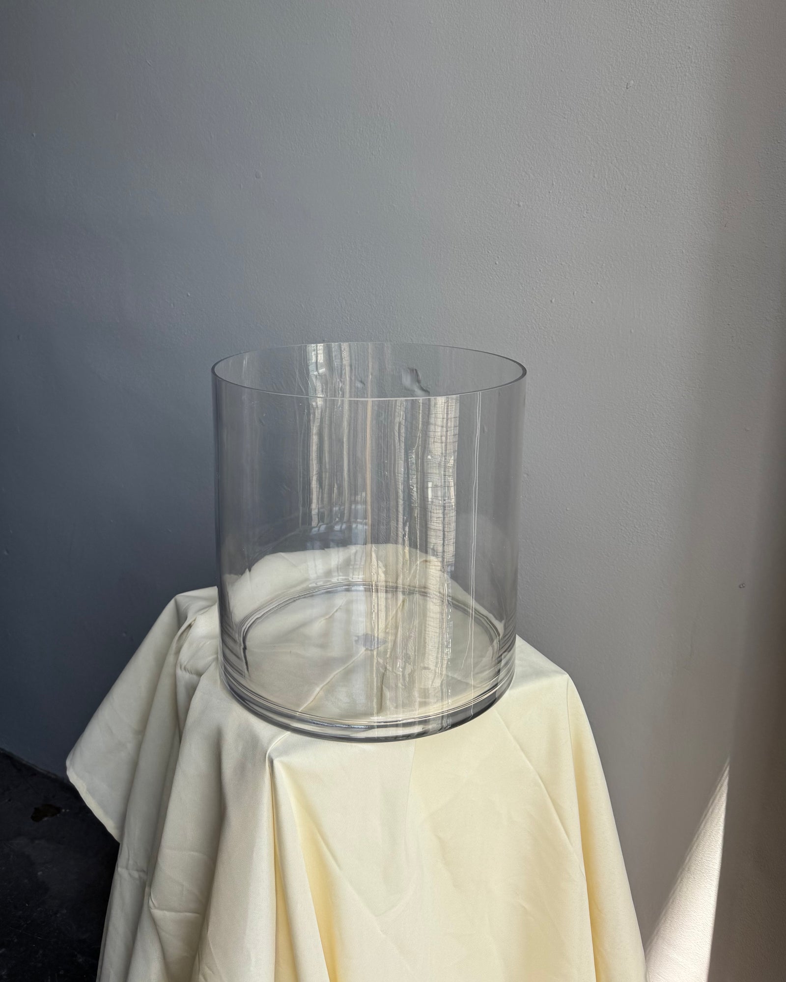 Large Cylinder Vase – Fits Up to 200 Roses