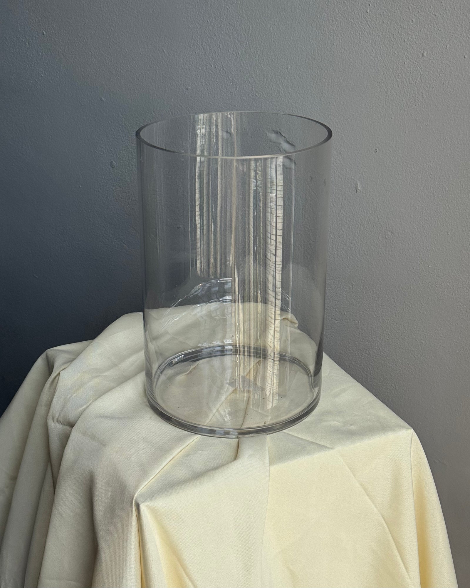 Large Cylinder Vase – Fits Up to 100 Roses