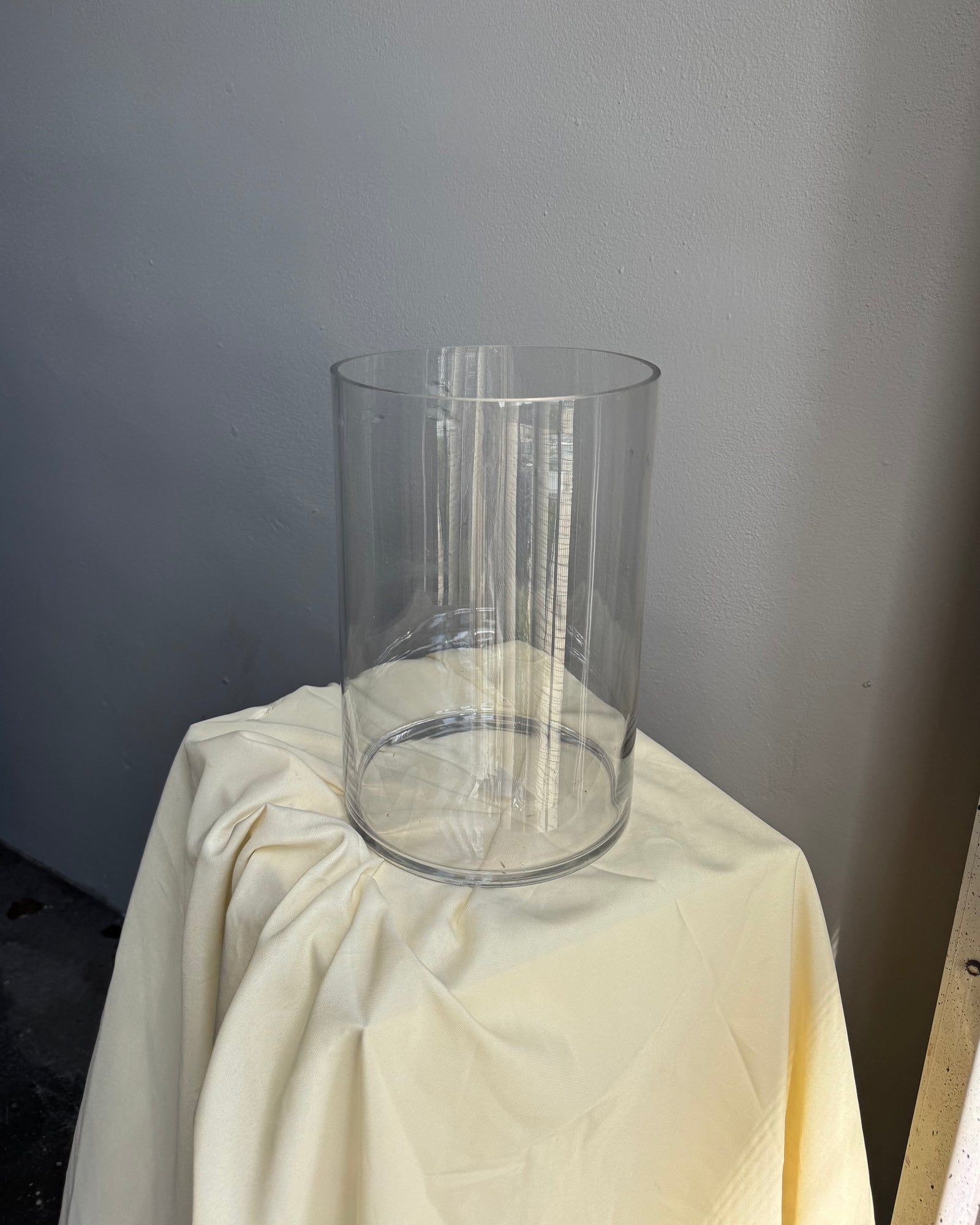 Large Cylinder Vase – Fits Up to 100 Roses