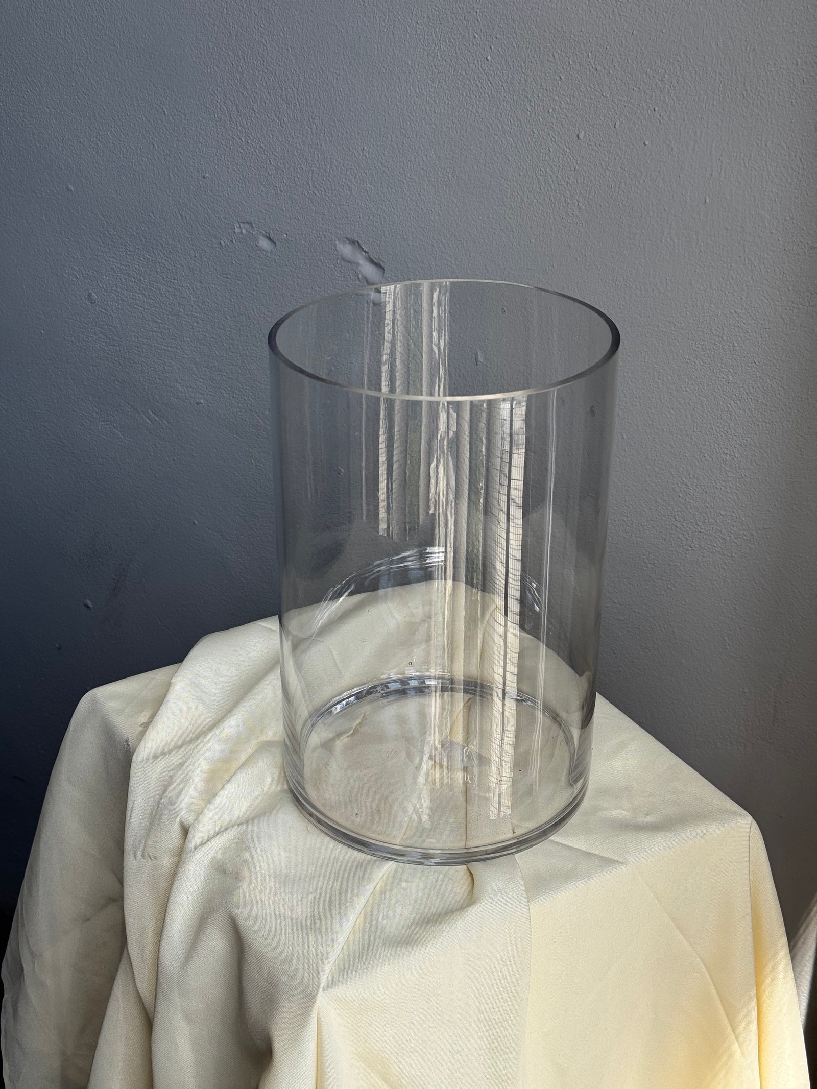 Large Cylinder Vase – Fits Up to 100 Roses