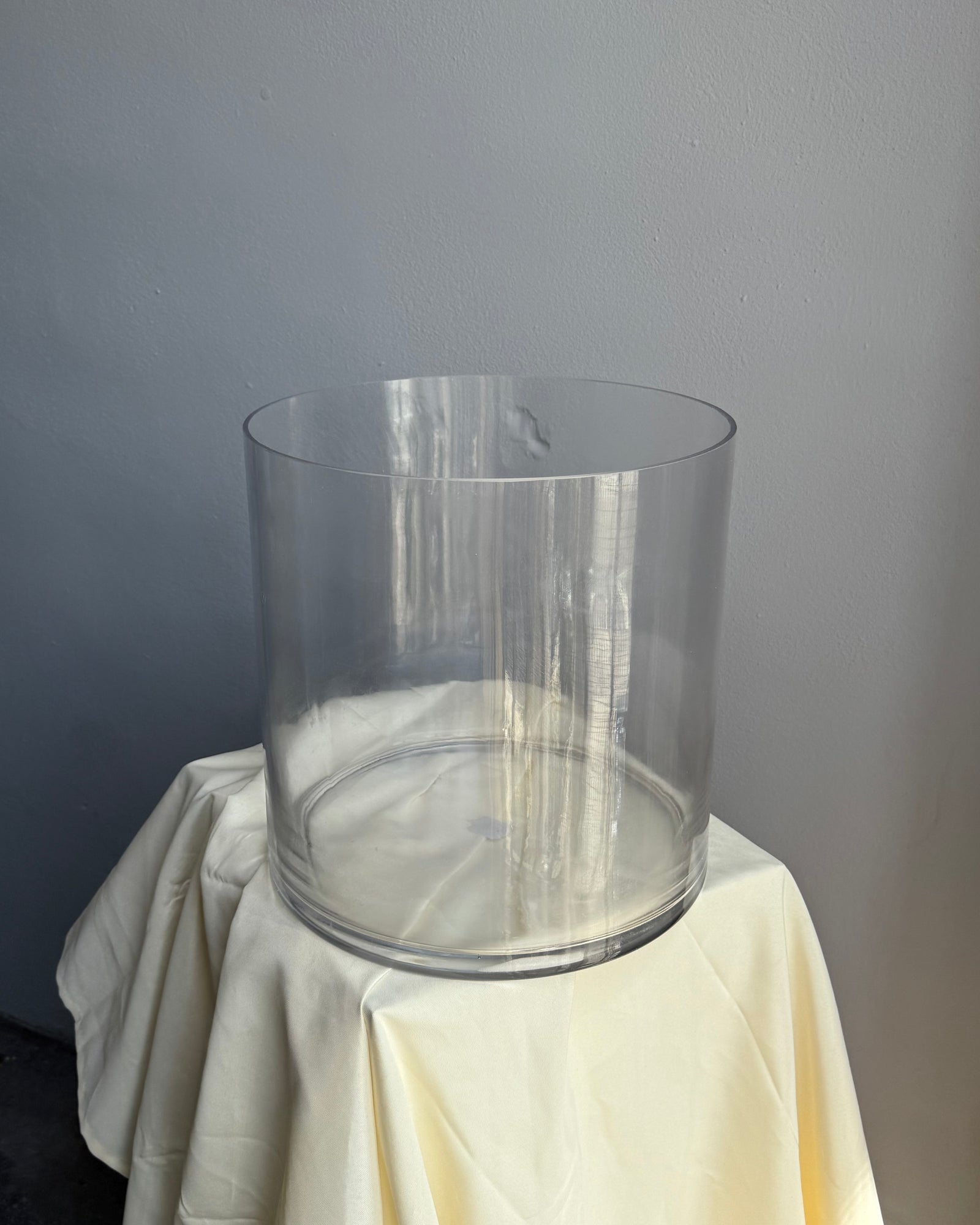 Large Cylinder Vase – Fits Up to 200 Roses