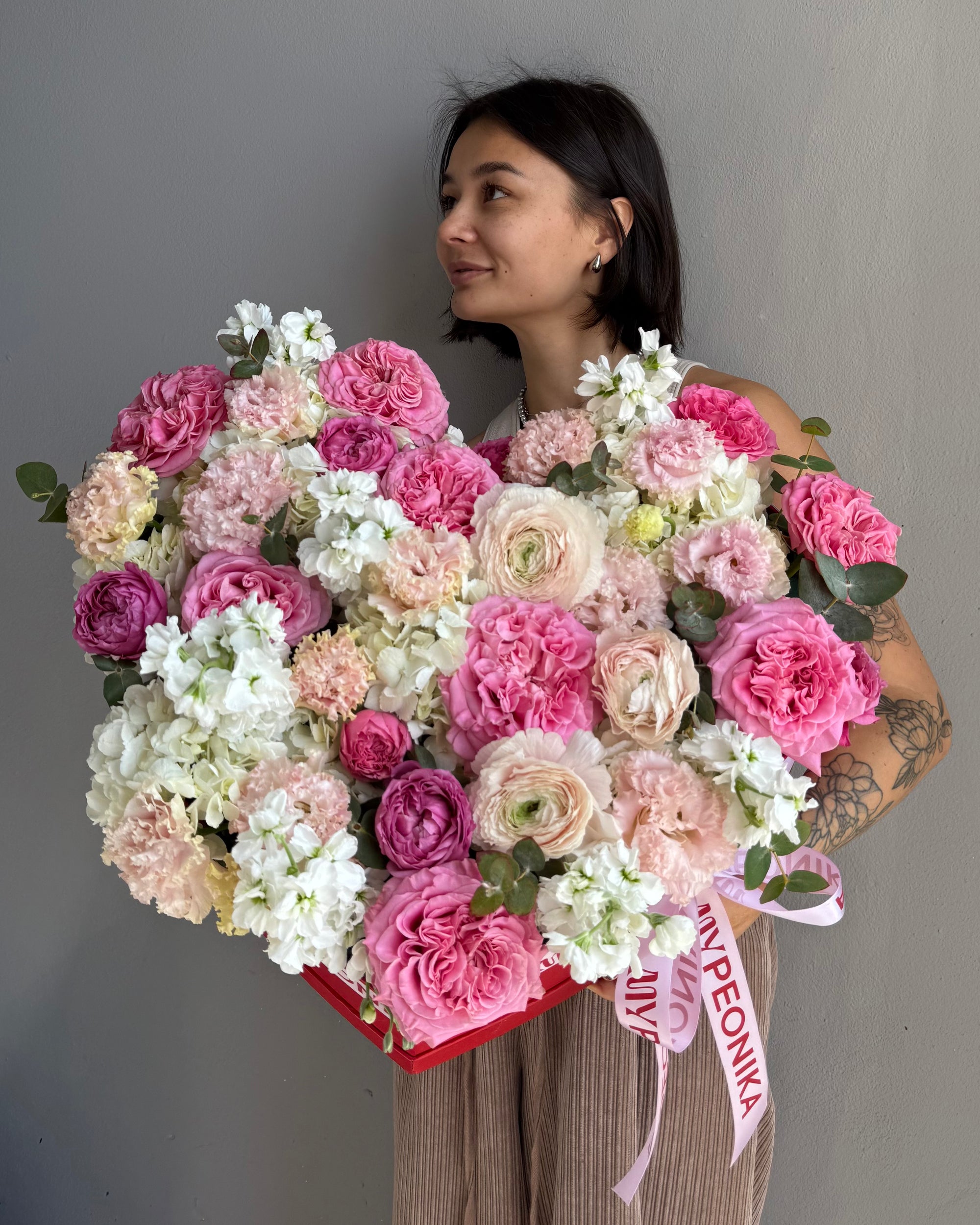 Heart-shaped flower box “Fever Bloom” - Roses, ranunculus, Lisianthus