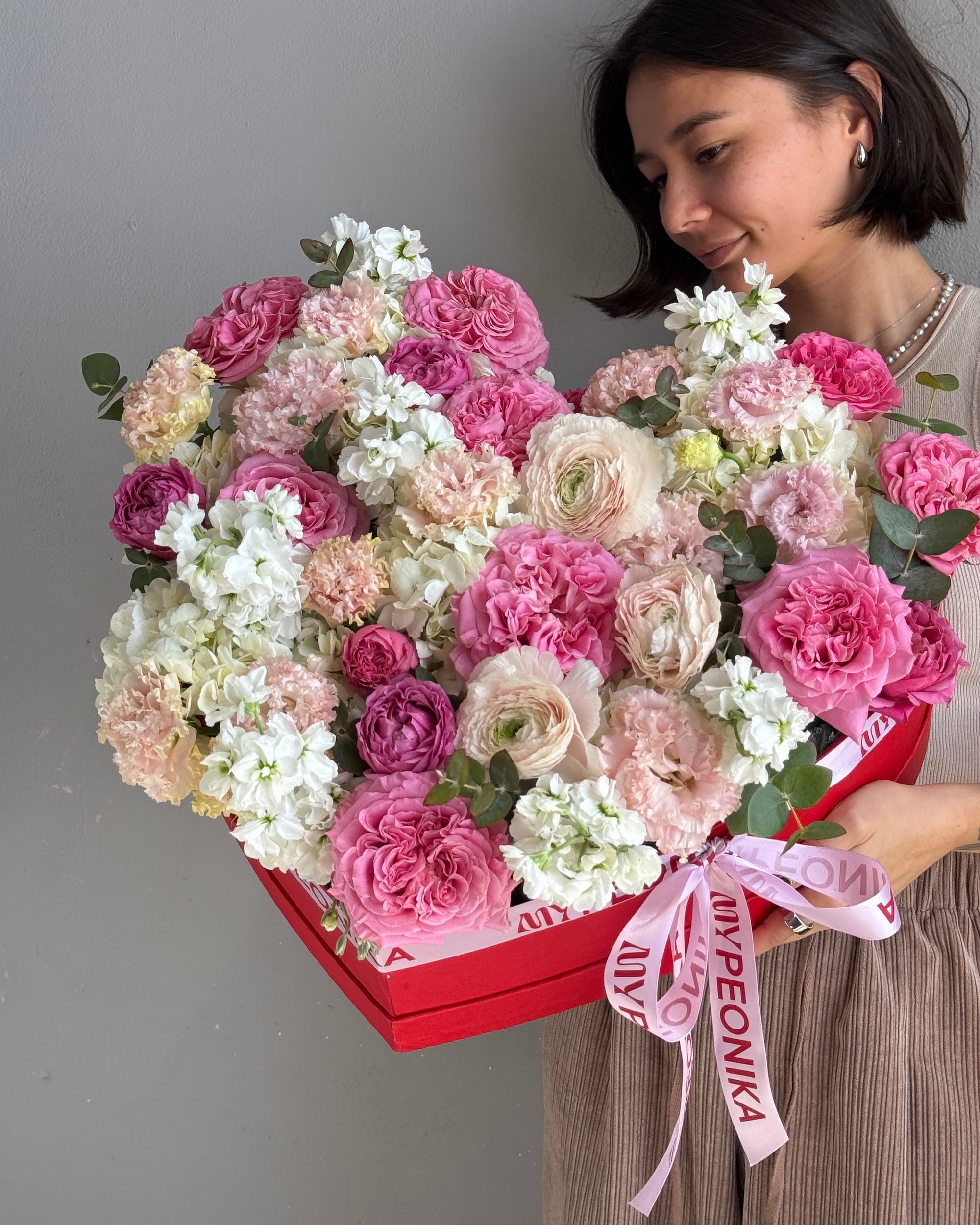 Heart-shaped flower box “Fever Bloom” - Roses, ranunculus, Lisianthus