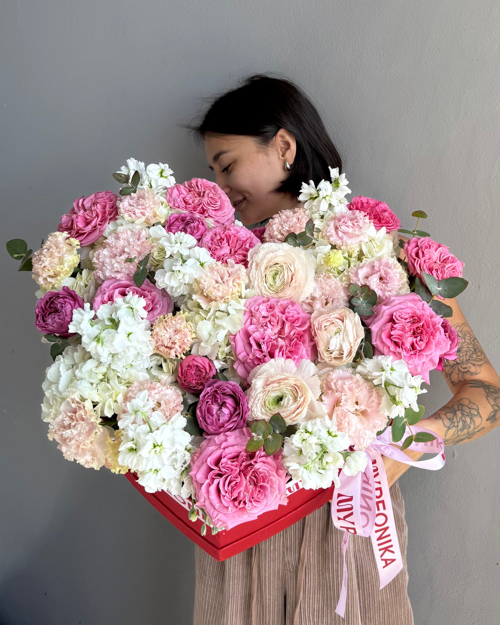 Heart-shaped flower box “Fever Bloom” - Roses, ranunculus, Lisianthus