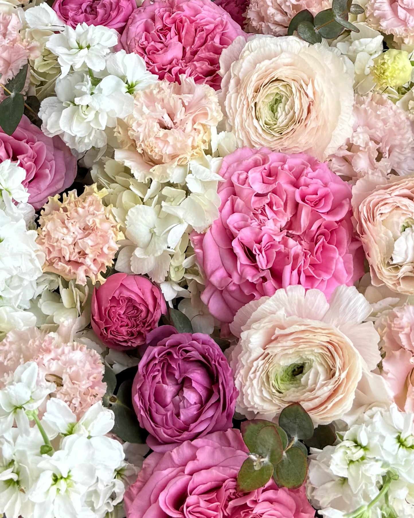 Heart-shaped flower box “Fever Bloom” - Roses, ranunculus, Lisianthus