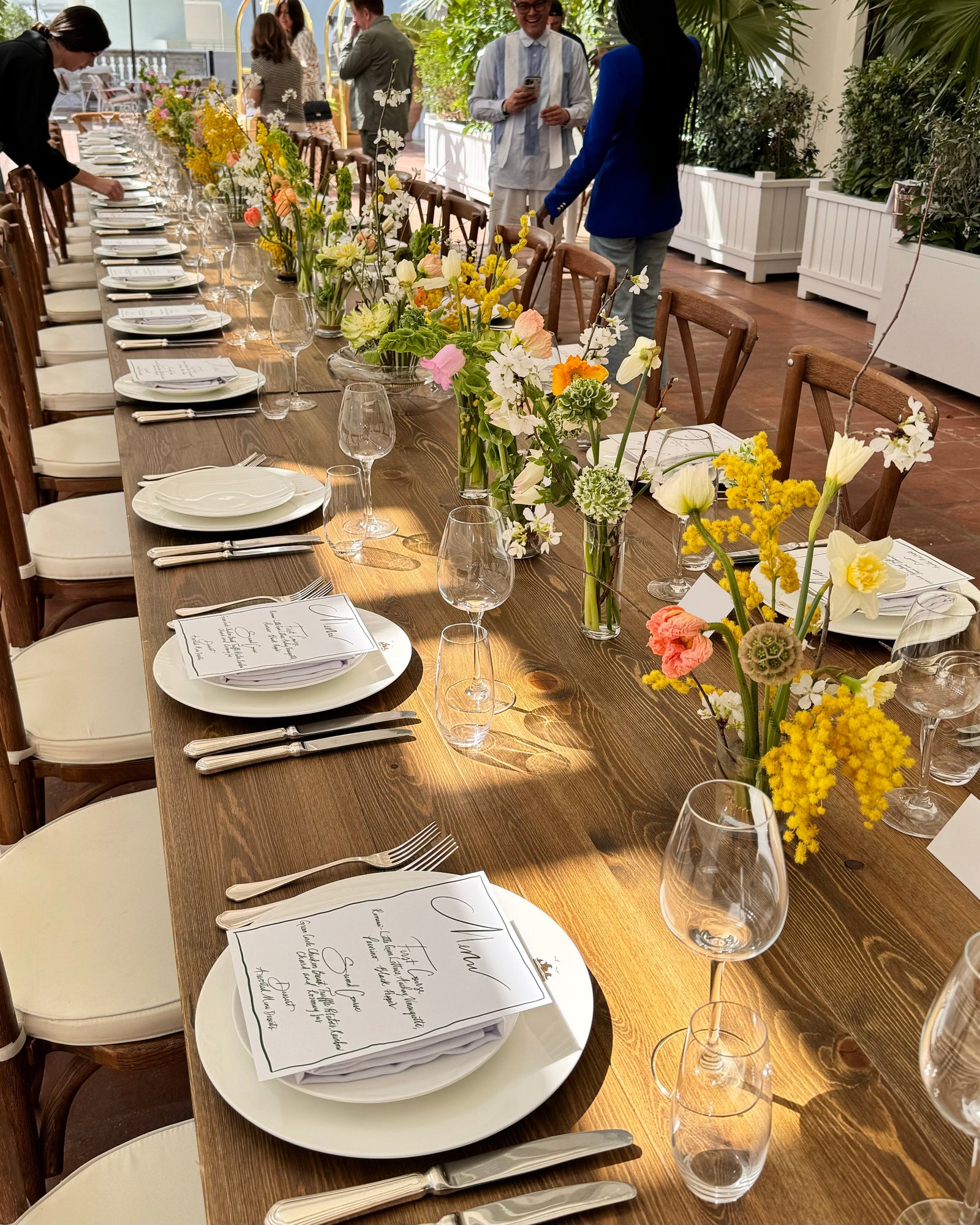 Table set of bud vases