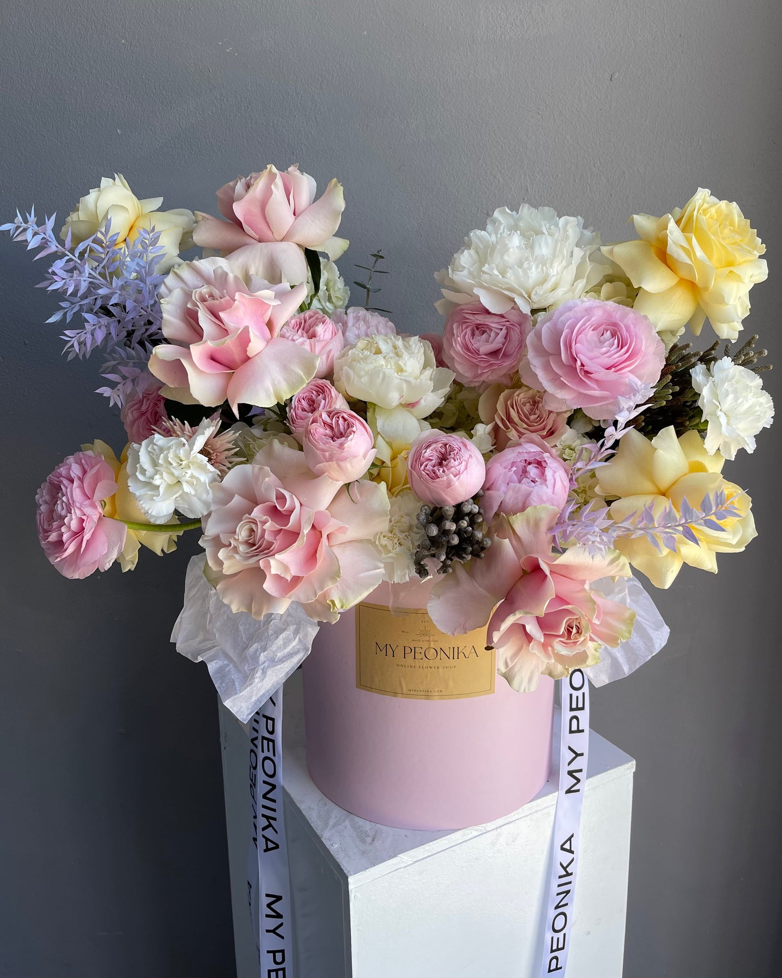 Flower Box "Pure Love" - garden roses, ranunculuses