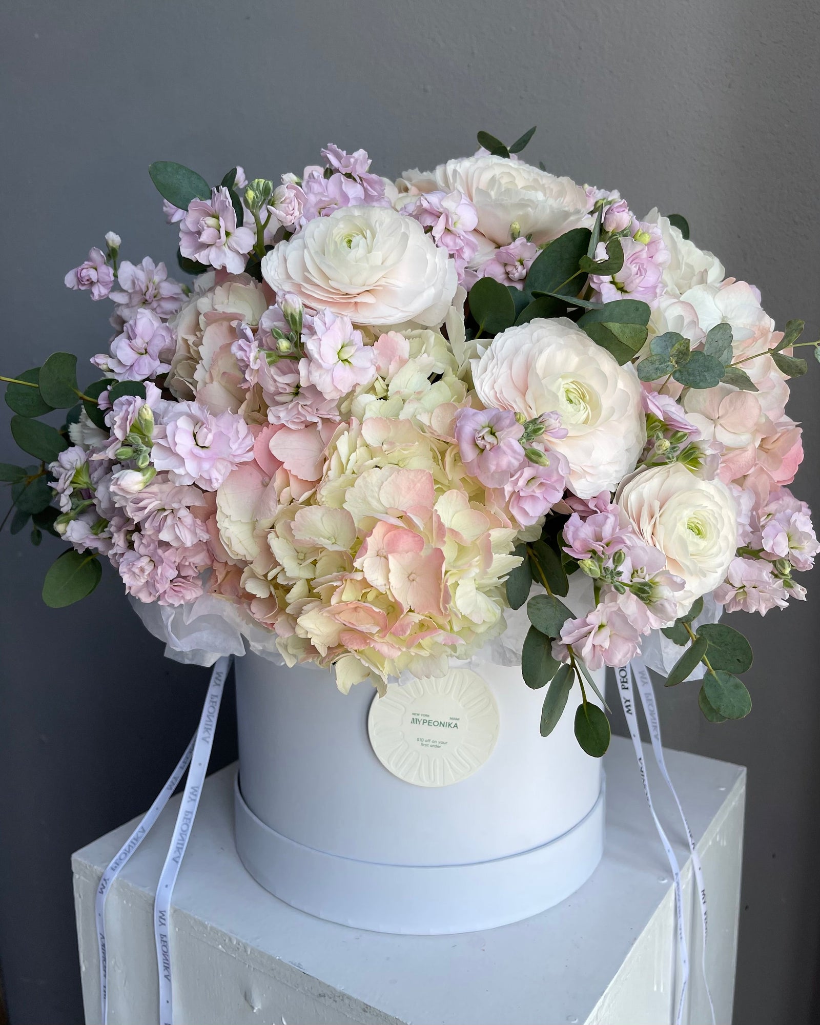 Flower box "Too sweet" - ranunculuses, hydrangeas