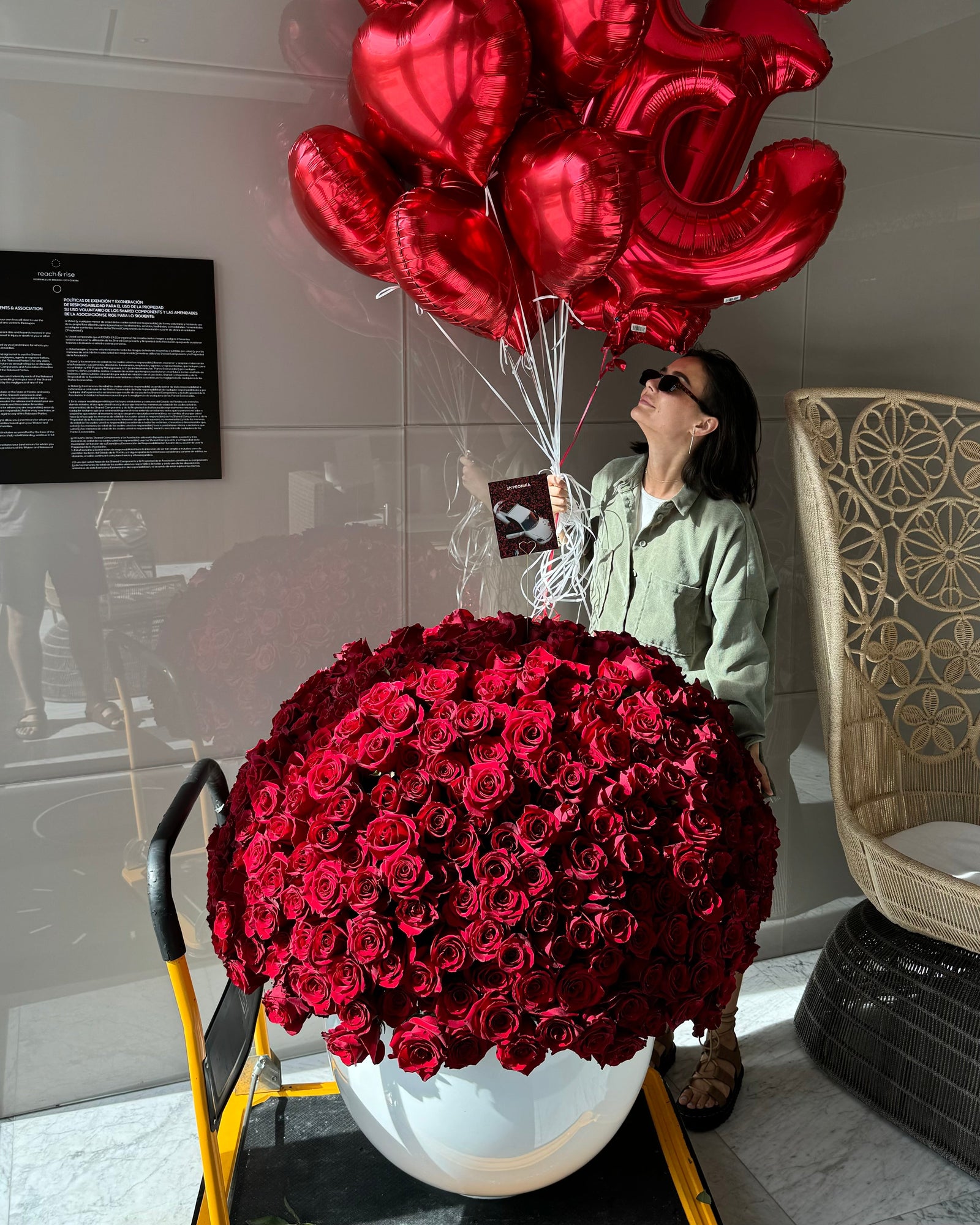 WOW-ARRANGEMENT “500 roses” - red roses in a white vase