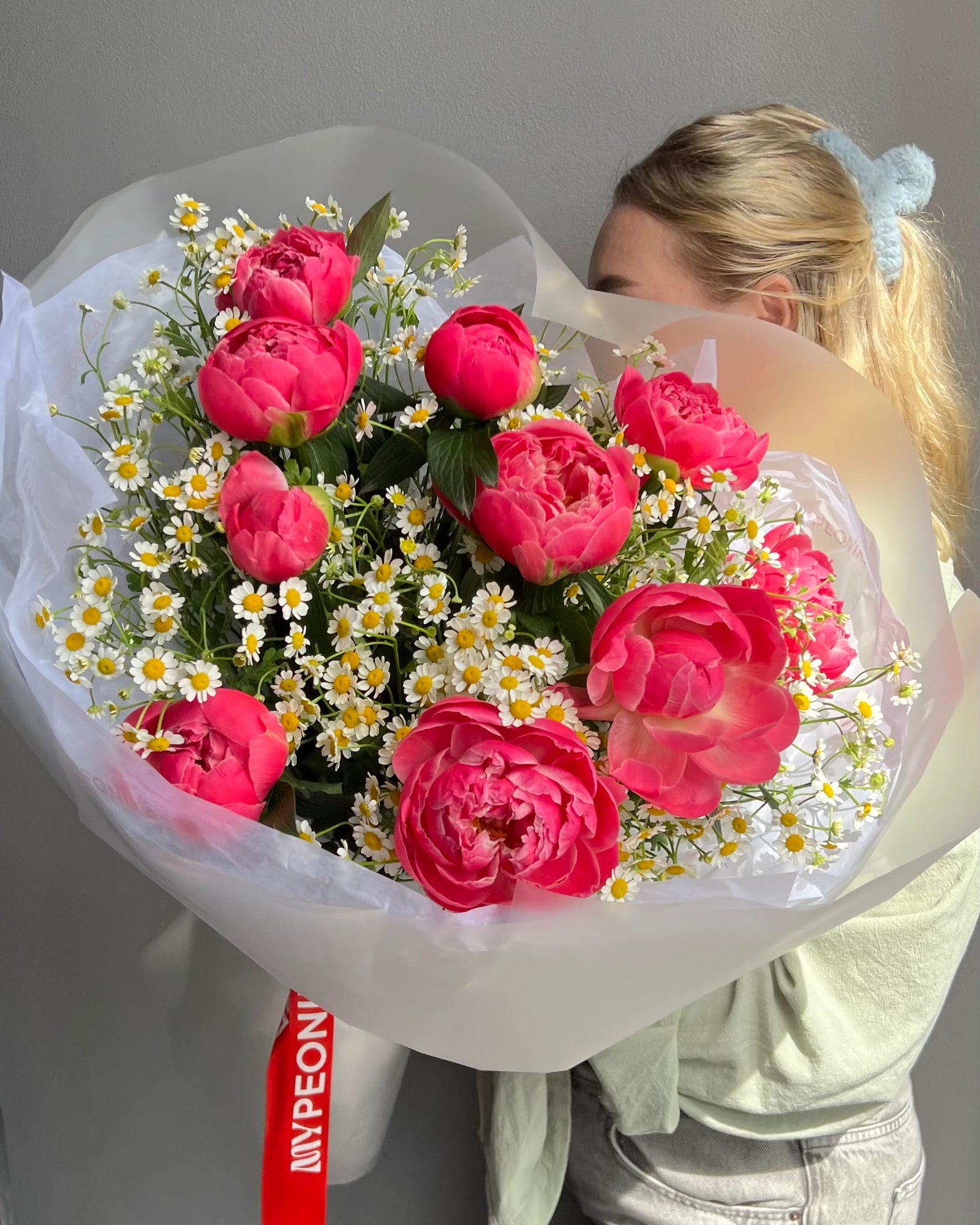 Bouquet “Peonies &amp; chamomiles” - сolor-changing peonies