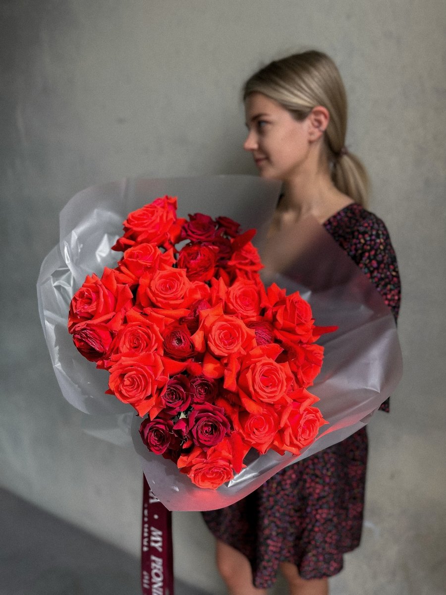 Trio Bouquet "Monochrome Red" - My Peonika Flower Shop